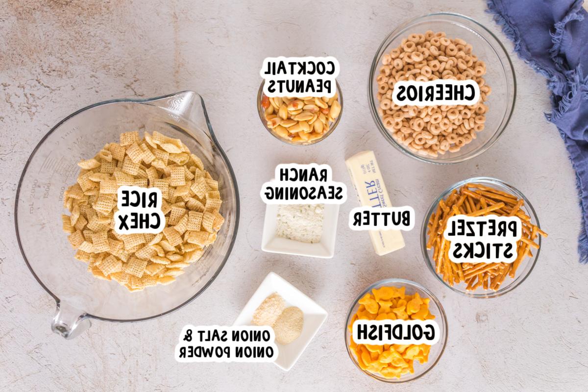 Mix Chex al Ranch per Cottura Lenta 3 Ingredienti per il Chex Mix al Ranch su un tavolo.