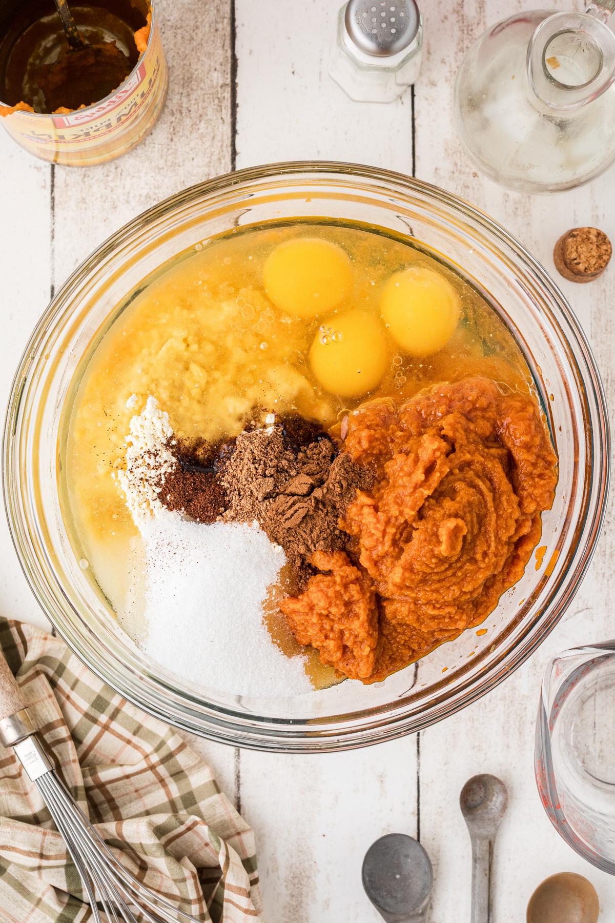 Quadrotti di Zucca Cotti Lentamente 4 Ingredienti per barrette di zucca in una ciotola per mescolare.