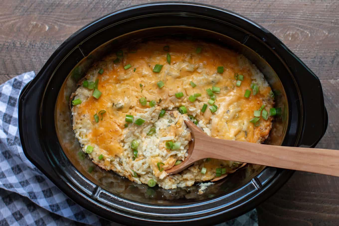 Patate per Feste in Slow Cooker 4 Patate grattugiate al formaggio cotte nella slow cooker, pronte per essere servite.
