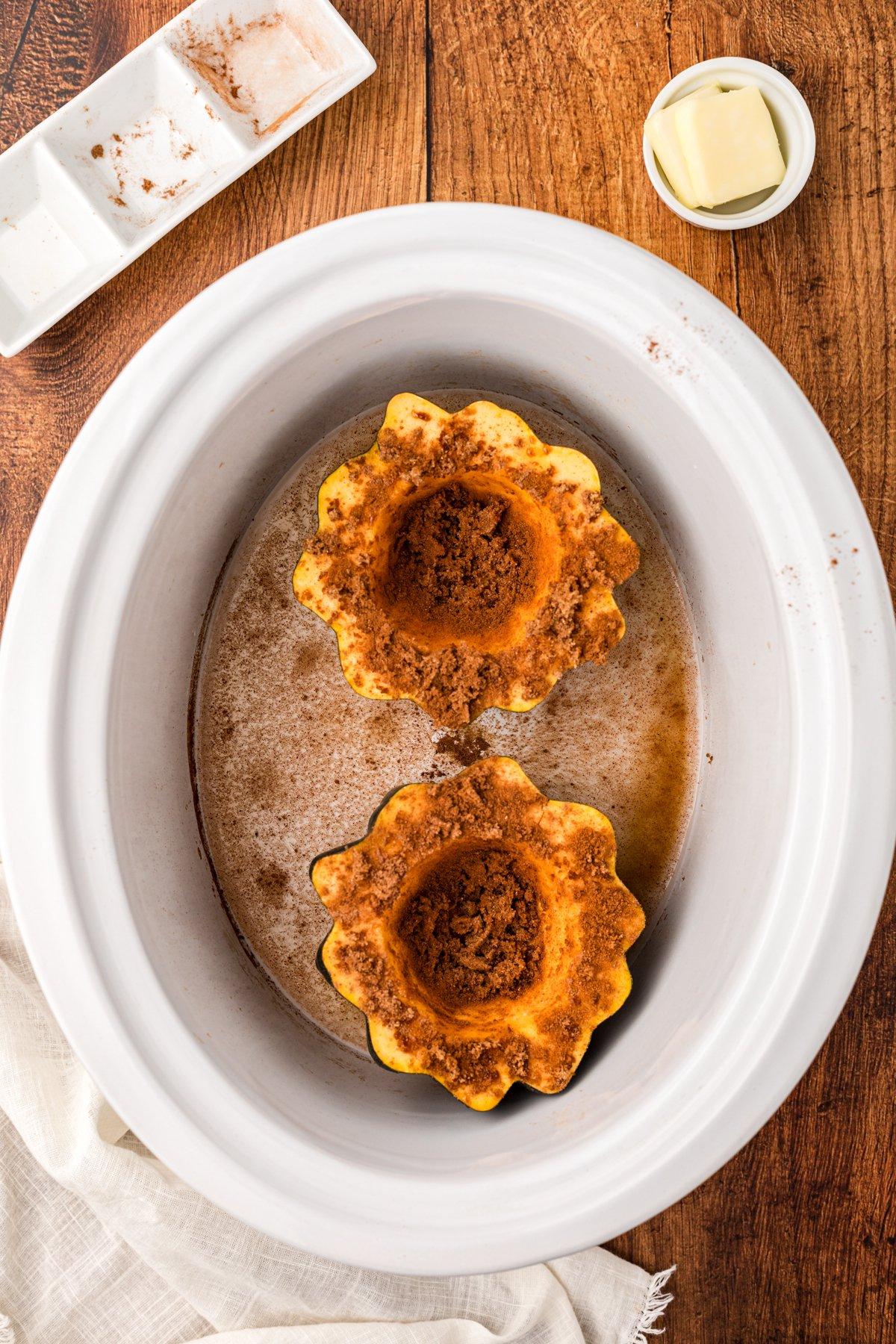 Come Cucinare la Zucca Delica nella Pentola a Cottura Lenta 4 Zucca Delica in pentola a cottura lenta con acqua, cannella, noce moscata e zucchero di canna.