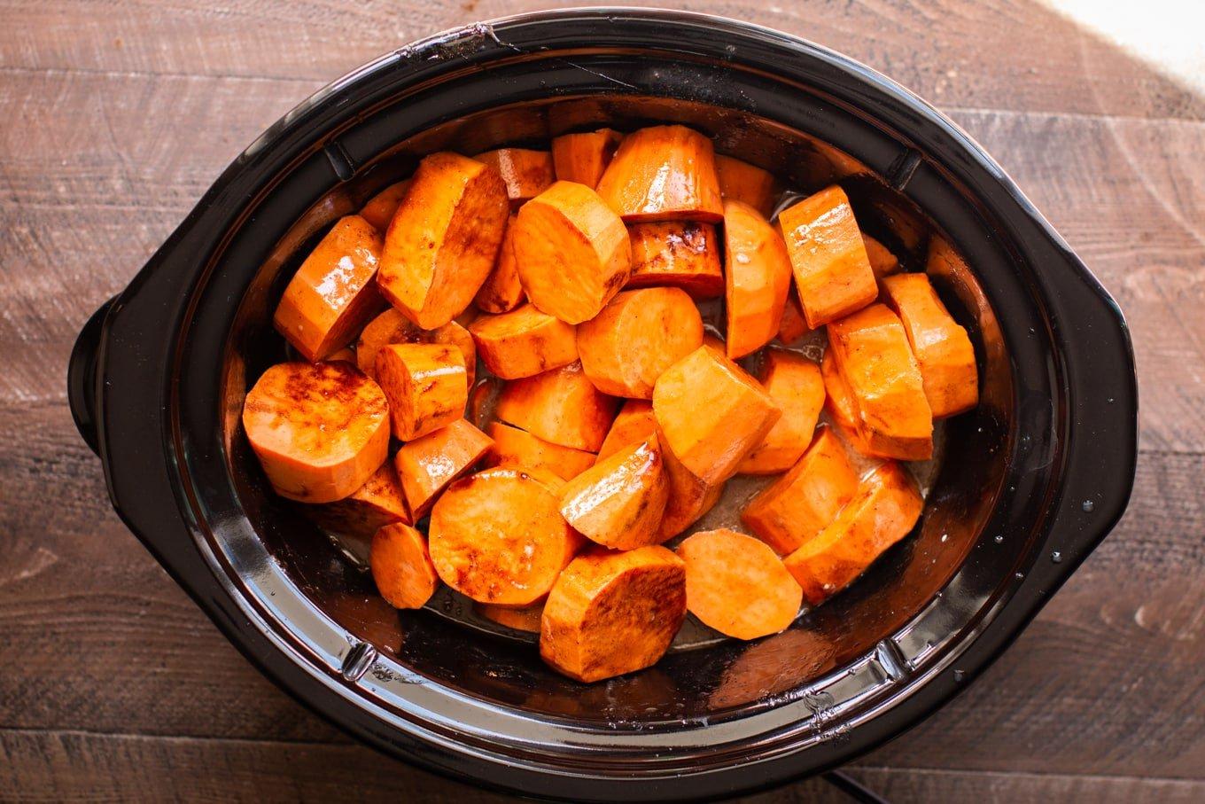 Ignami Canditi a Cottura Lenta 4 Patate dolci crude pronte per la cottura nella slow cooker.