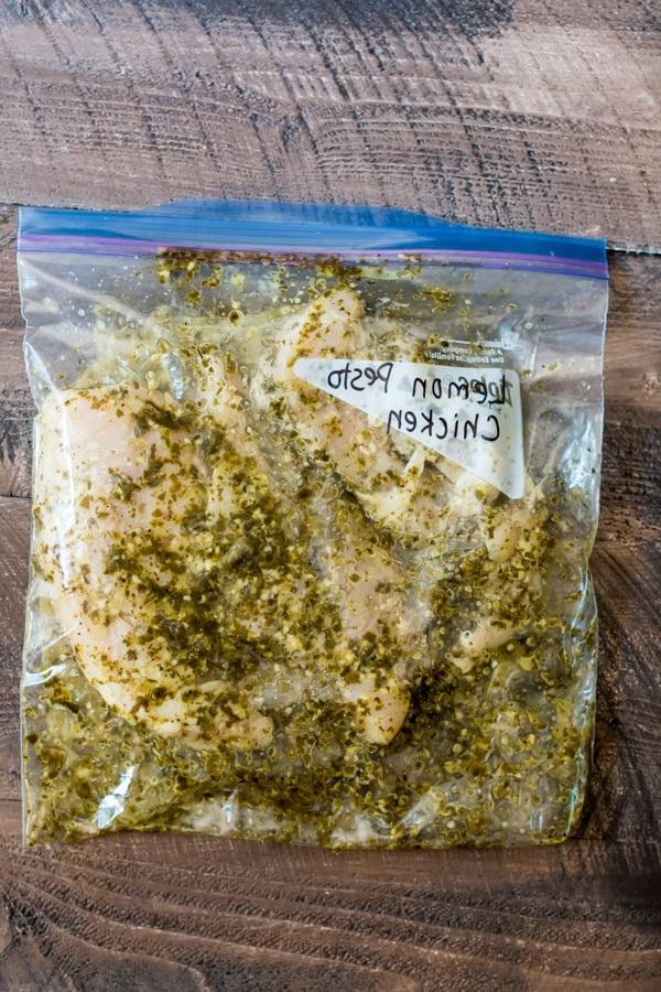 Pollo al Pesto e Limone in Slow Cooker {Congelabile} 4 Busta Ziplock riempita con pollo e pesto