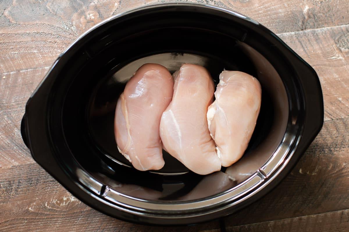 Pollo Fiesta in Slow Cooker 4 pollo nella pentola a cottura lenta.