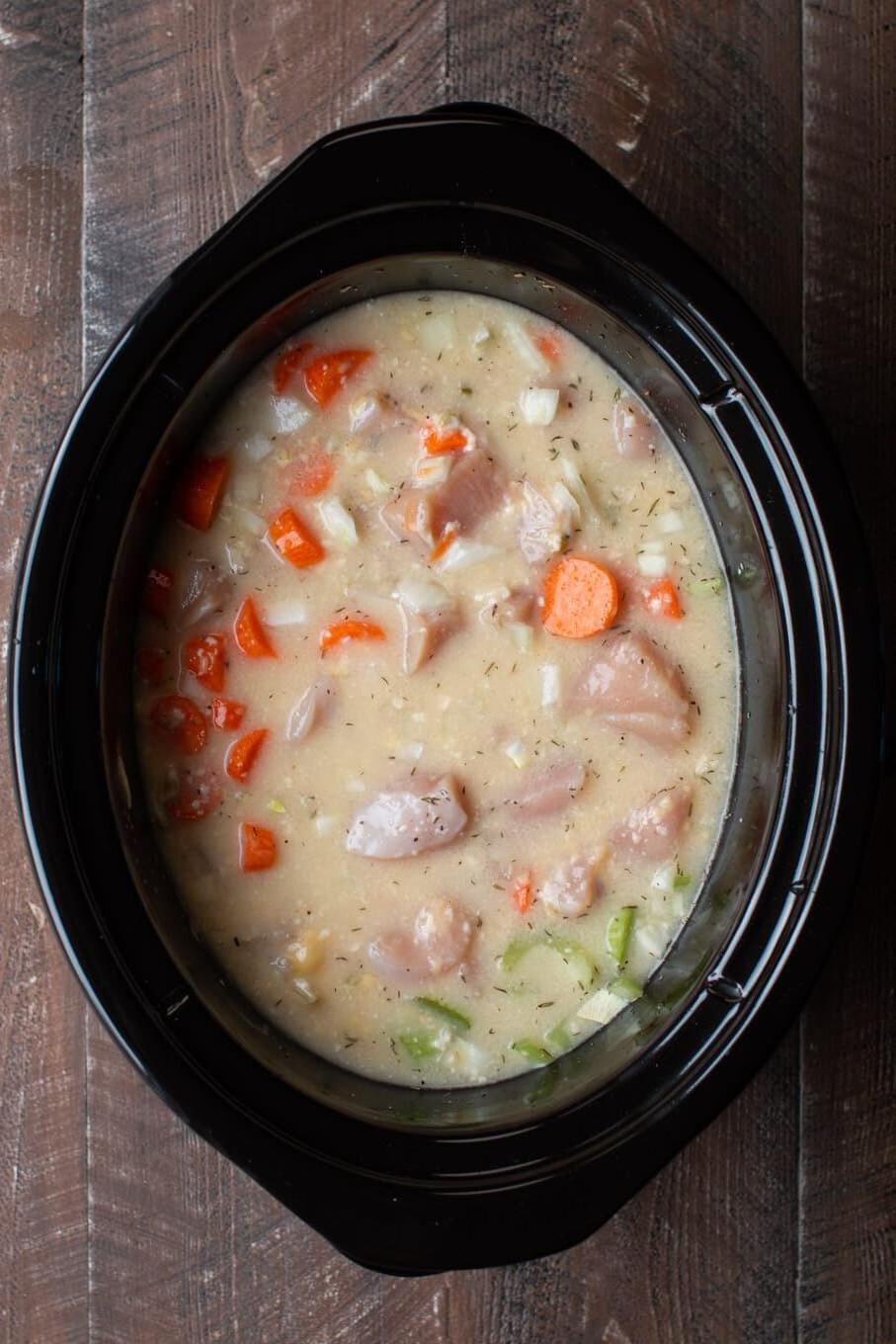 **Pollo e Gnocchi in Pentola a Cottura Lenta {con biscotti in scatola}** 4 Pollo crudo, zuppe cremose e verdure nella slow cooker