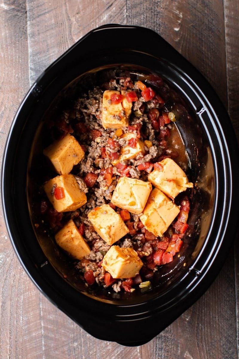 Ricetta del dip Rotel 4 cubetti di Velveeta in slow cooker mescolati con Rotel e carne macinata