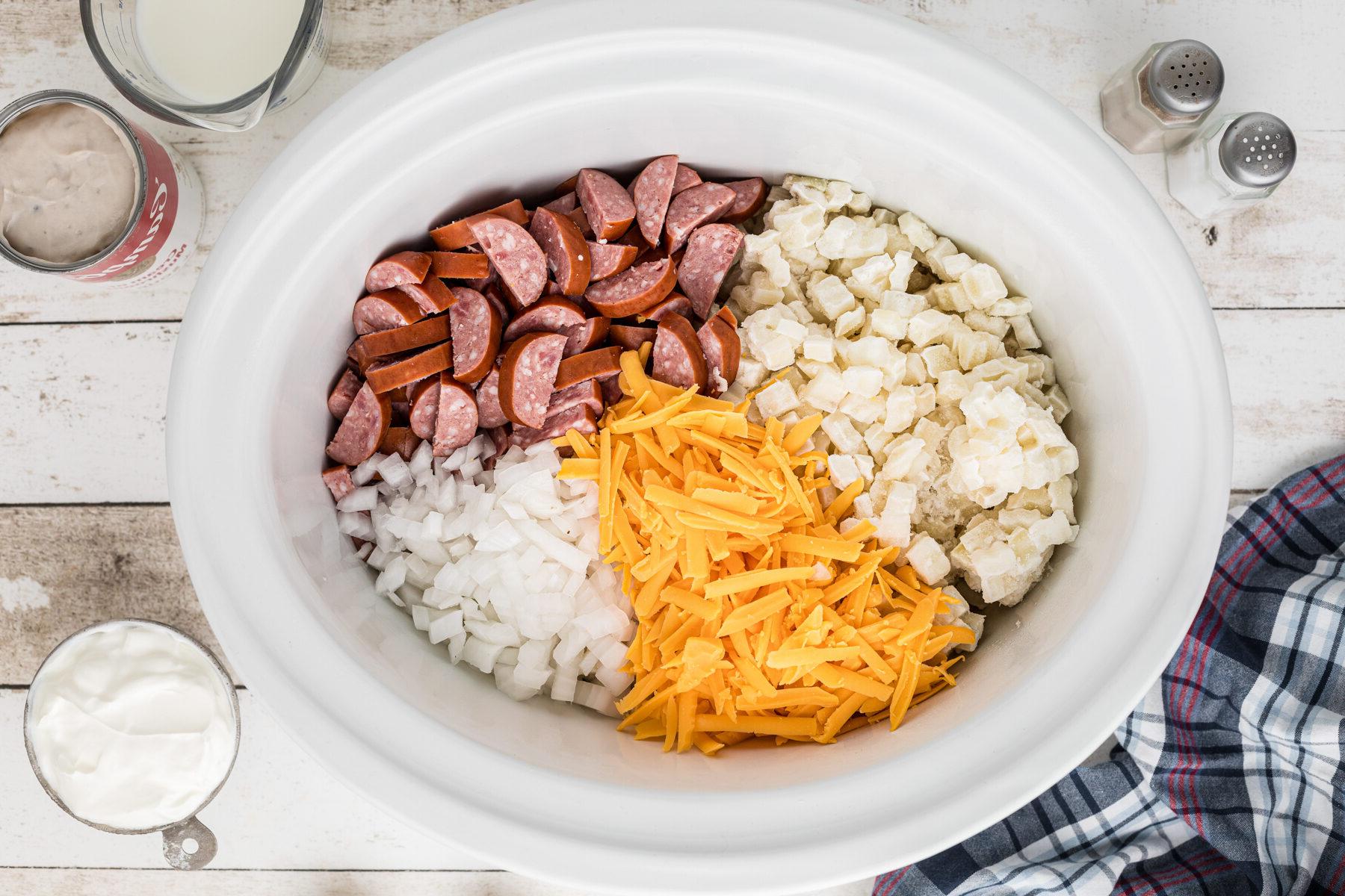 Sformato di Kielbasa e Hashbrowns in Cottura Lenta 4 Ingredienti per la casseruola di kielbasa e patate hashbrown in una slow cooker.