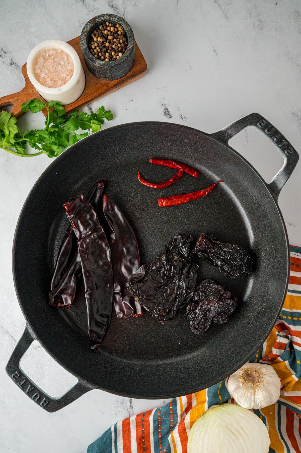 Peperoncini che si scaldano in una padella.