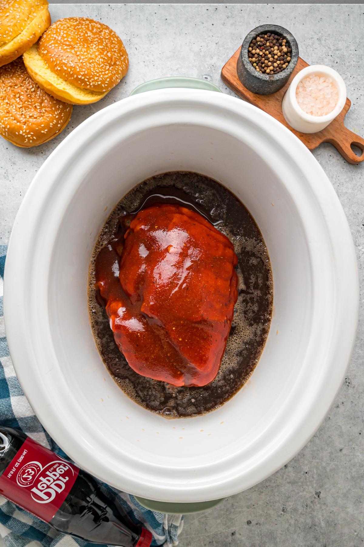 Maiale Sfilacciato al Dr. Pepper 4 Maiale, Dr. Pepper e salsa barbecue in una slow cooker.