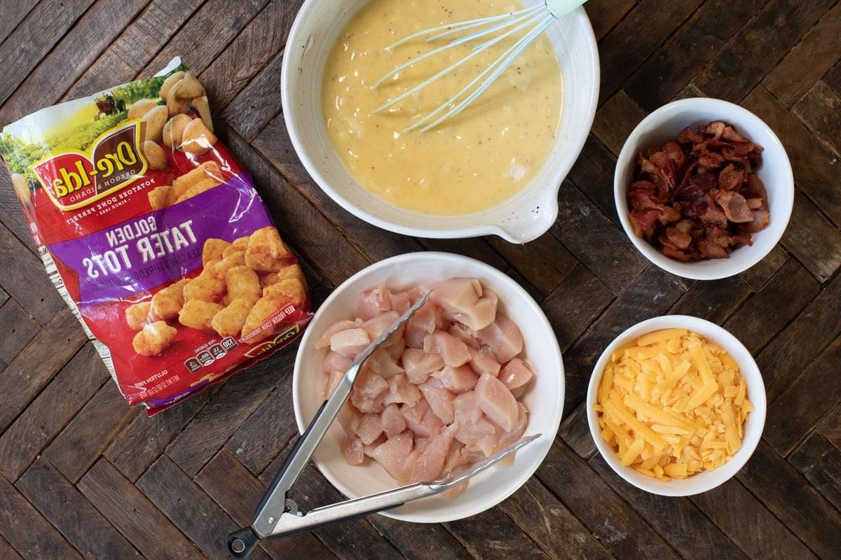 Sformato di Pollo e Crocchette di Patate a Cottura Lenta 4 Ingredienti per la casseruola di pollo tater tot su tavolo di legno