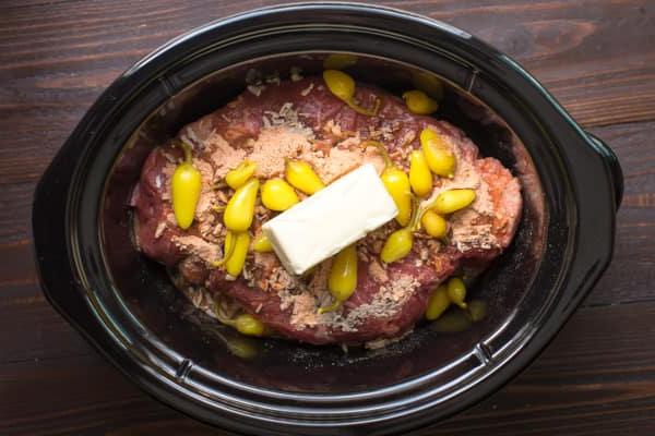**Brasato Piccante alla Mississippi per Slow Cooker** 4 Arrosto di manzo con peperoni piccanti sopra e burro.
