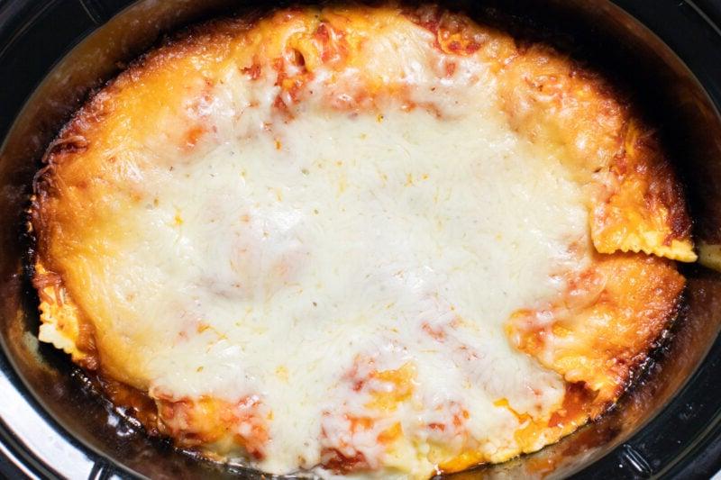 Cene Slow Cooker per il Rientro a Scuola 4 immagine ravvicinata di lasagne di ravioli nella slow cooker