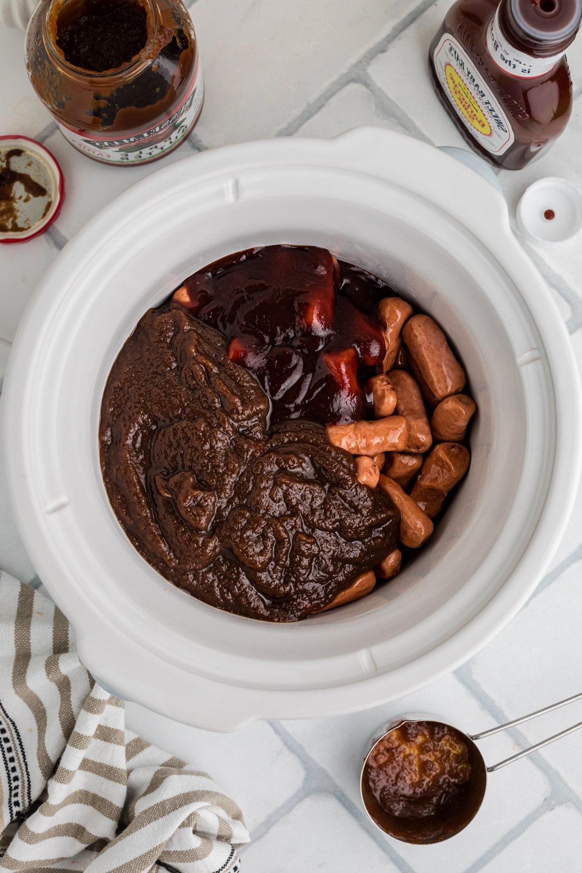 **Wurstel Piccoli al Burro di Mele in Slow Cooker** 4 Ingredienti per salsiccine mini al burro di mele miscelati in una slow cooker prima della cottura.