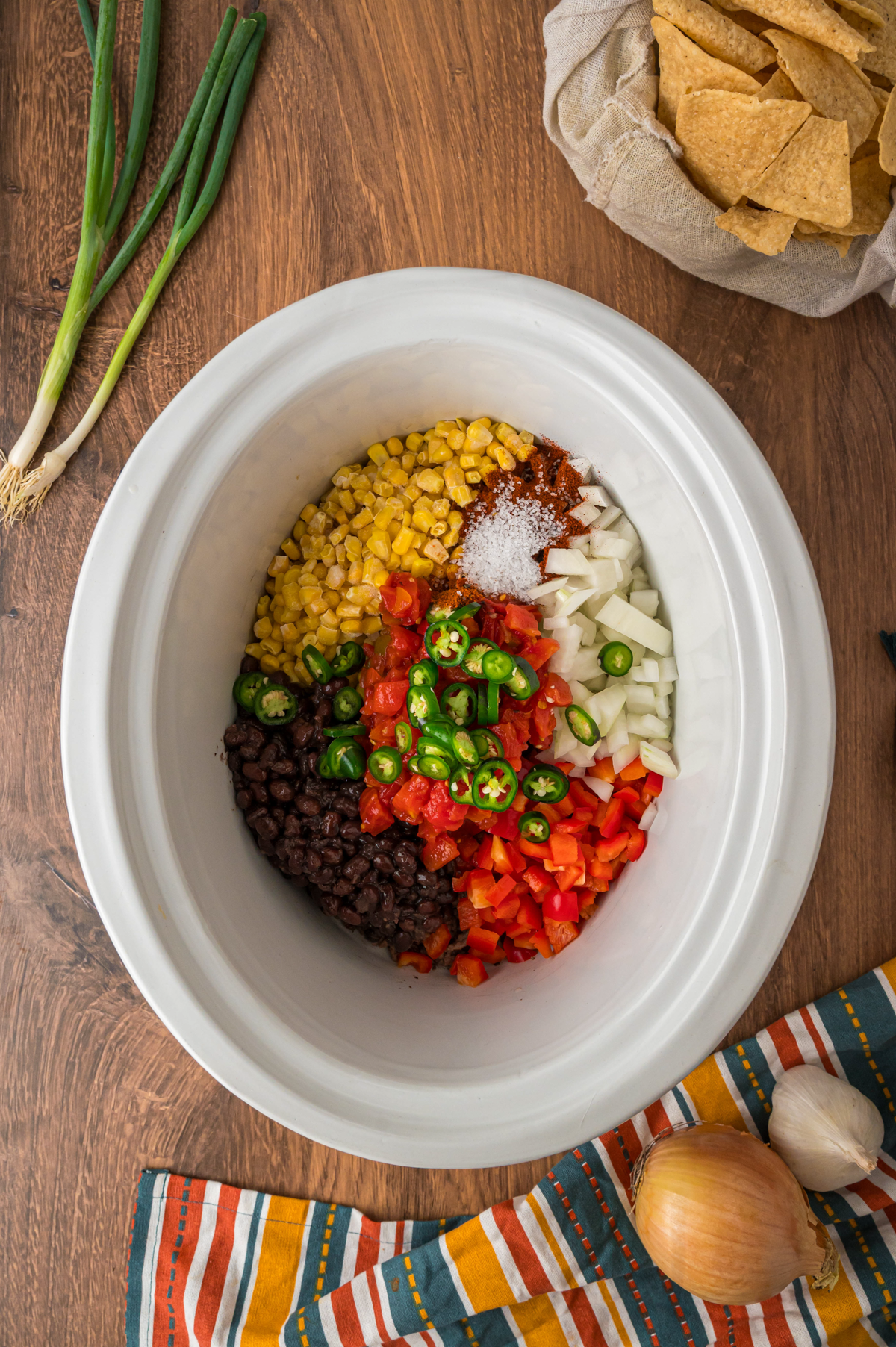 Zuppa Nacho 4 Ingredienti crudi per la zuppa di nacho in una slow cooker.