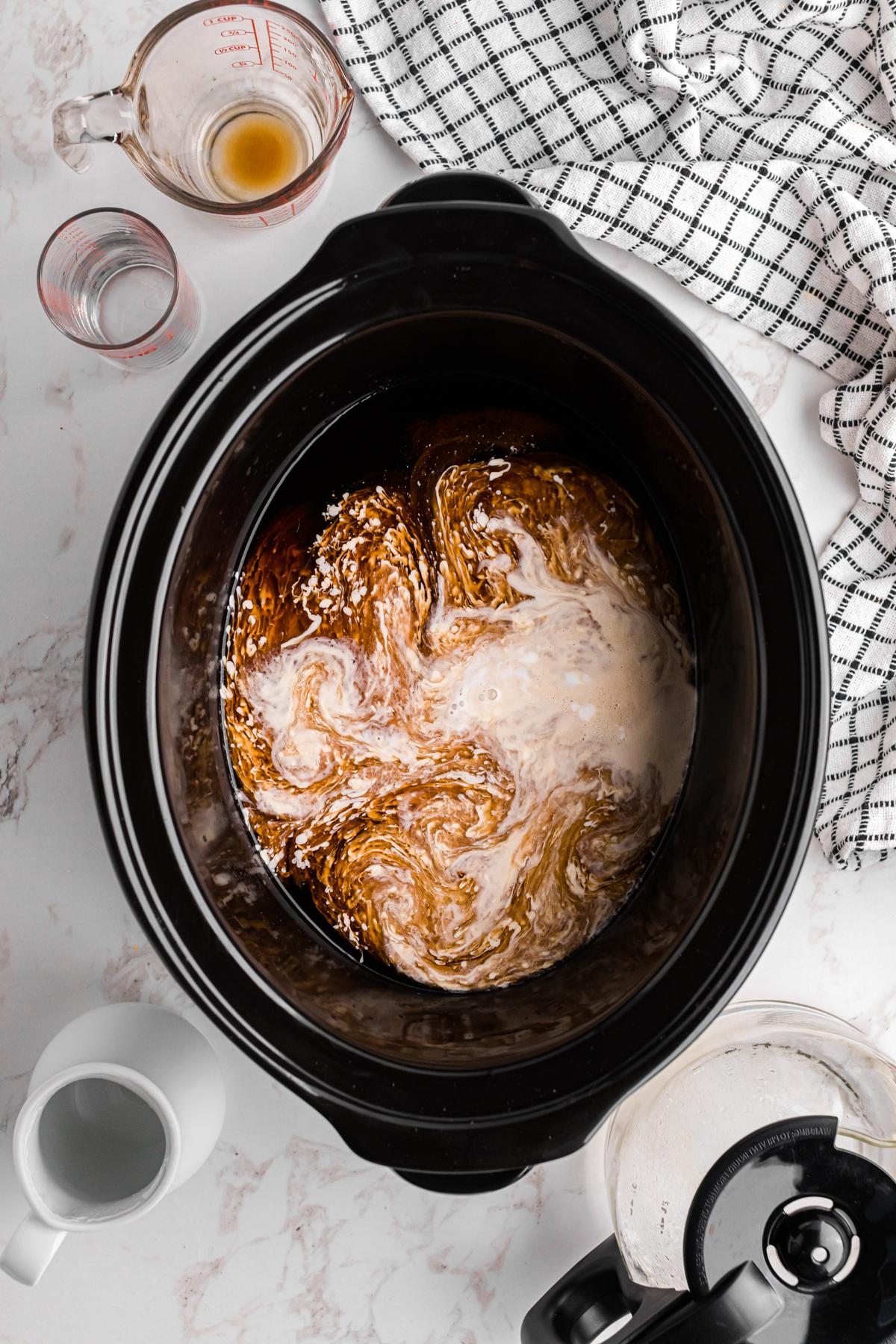White Russians Caldi a Cottura Lenta 4 Ingredienti per White Russian caldi in una pentola a cottura lenta.