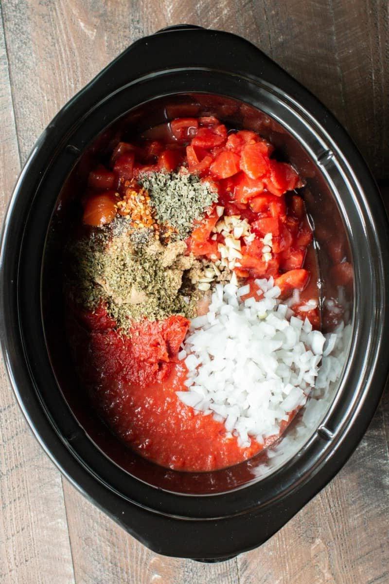 Sugo per Spaghetti a Cottura Lenta 4 Ingredienti per il sugo di spaghetti nella slow cooker separati in sezioni.