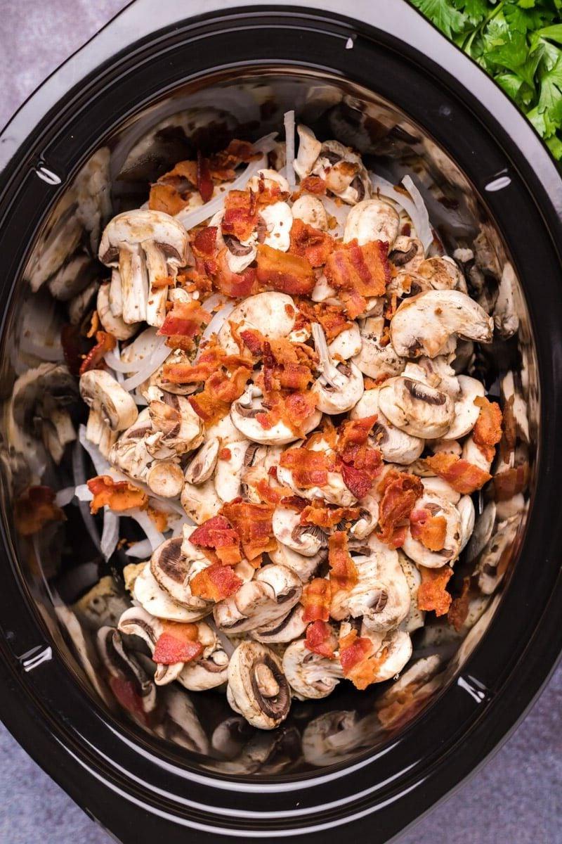 Pollo al Marsala in pentola a cottura lenta 4 Pollo, funghi, pancetta e cipolla nella slow cooker