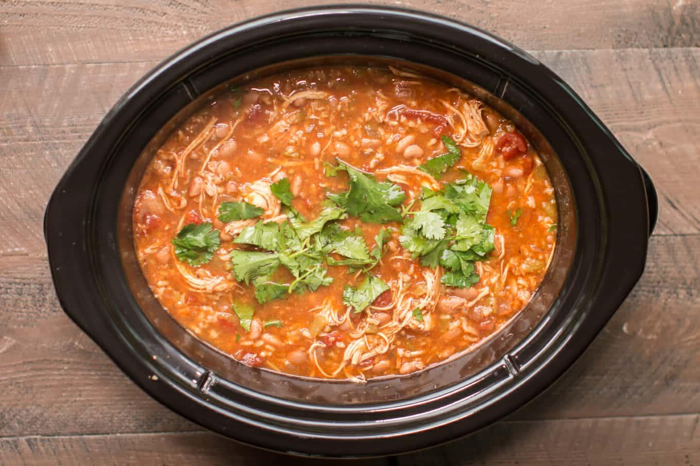 Zuppa di pollo messicana a cottura lenta 4 tomato based chicken soup garnished with cilantro in a slow cooker