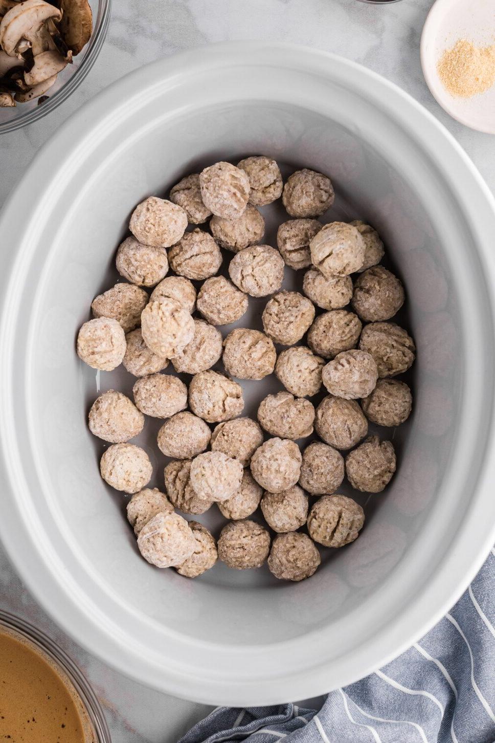 Polpette alla Salisbury 4 Slow cooker içinde dondurulmuş köfteler.