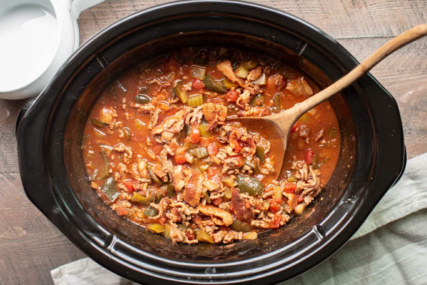Chili di Pancetta e Manzo Low-Carb Cotto Lentamente 4 chili low carb pronto nella slow cooker