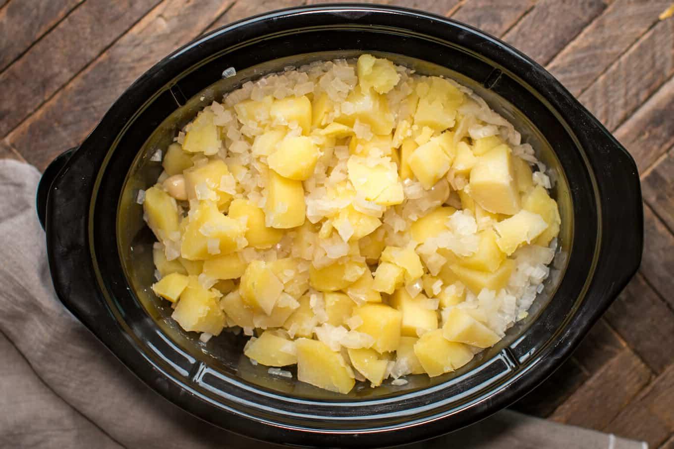 Purè di patate a cottura lenta con panna acida e cipolla 4 Cubetti di patate cotte e cipolla nella slow cooker