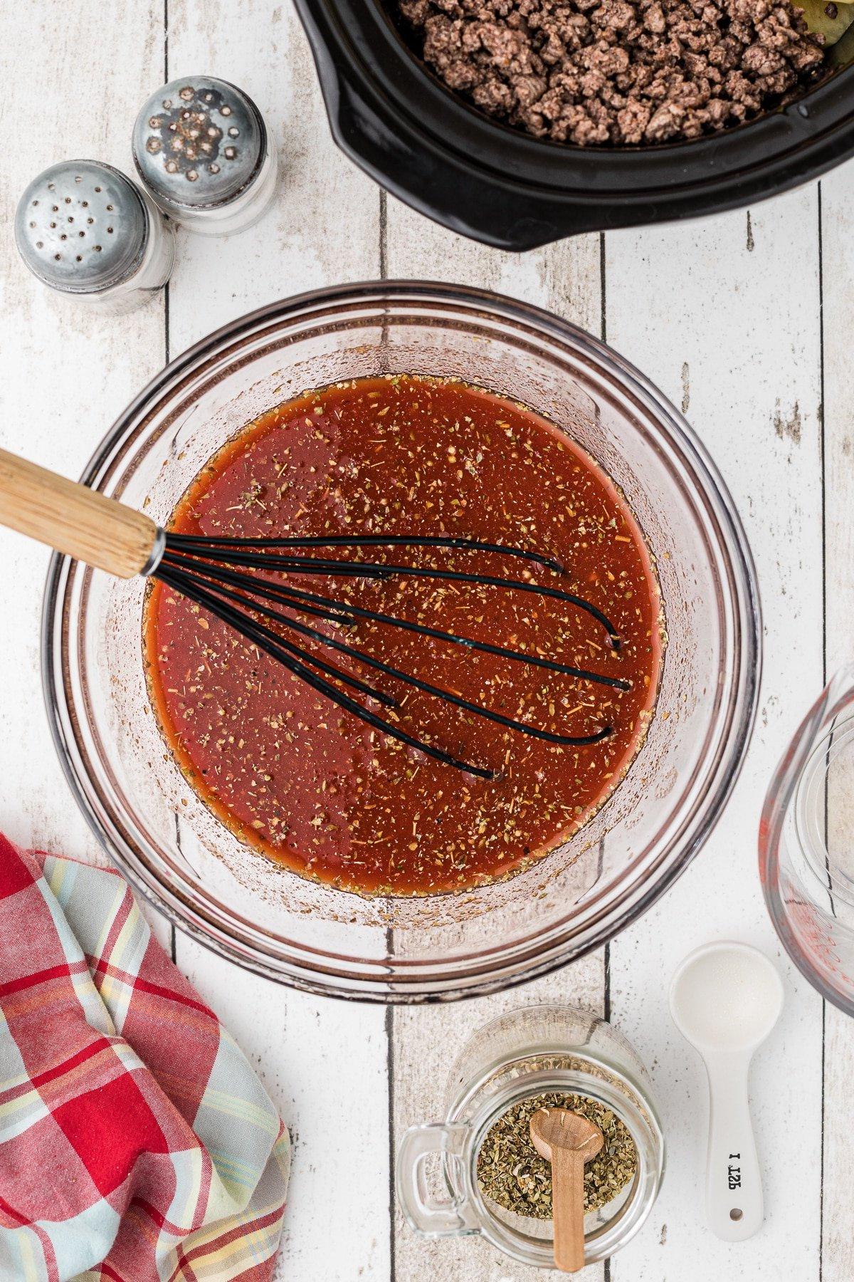 **Stufato del Poverello Cotto Lentamente** 5 Salsa di pomodoro fatta in casa in una ciotola.