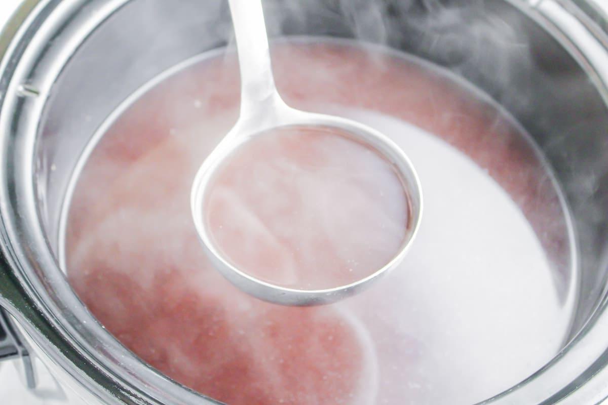 **Punch Piccante alla Cannella per Slow Cooker** 5 pentola fumante di punch rosso caldo