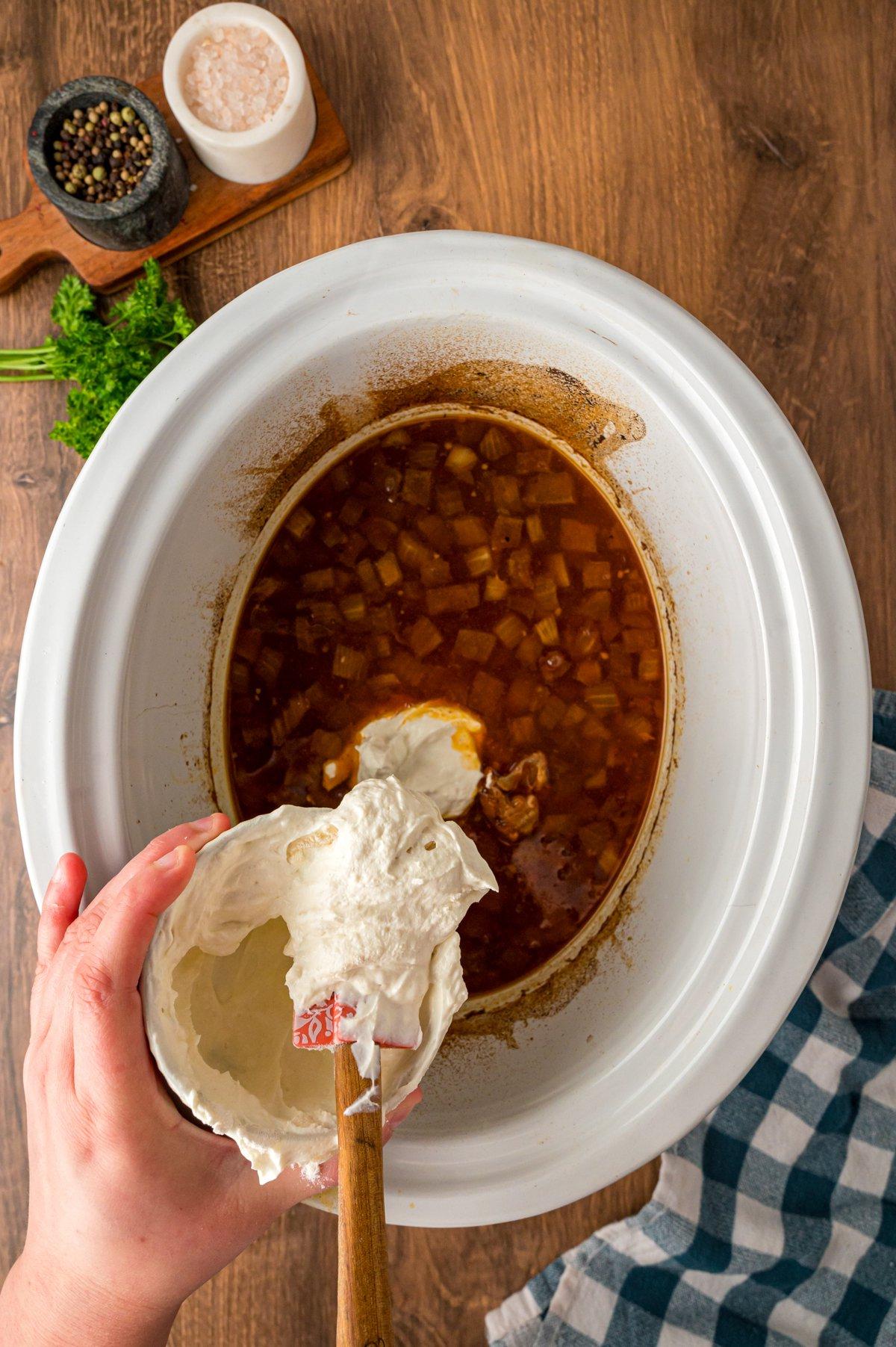 Pollo alla Paprica in Cottura Lenta 5 Una combinazione di panna acida e farina aggiunta a una crockpot.