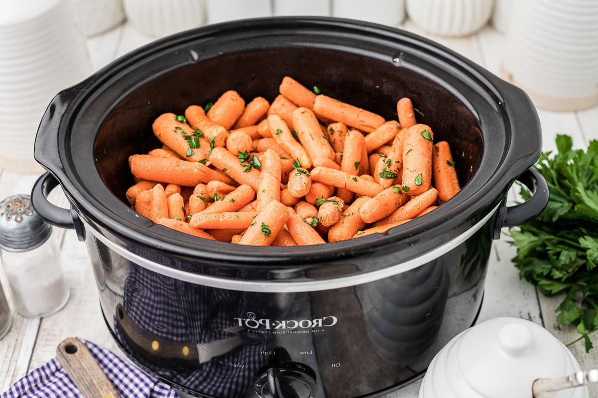 Carote Novelle in Slow Cooker 5 Vista laterale di carote baby glassate.
