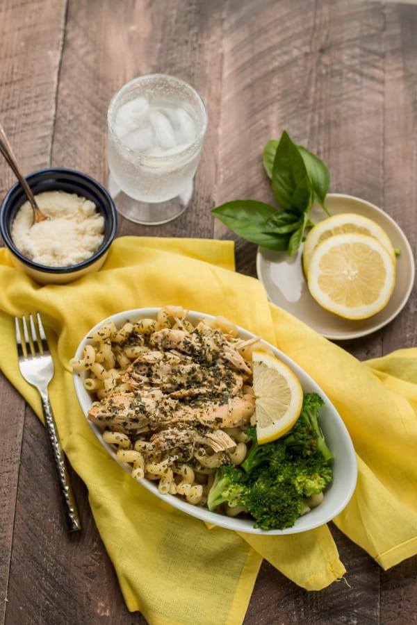 Pollo al Pesto e Limone in Slow Cooker {Congelabile} 5 Pollo al limone e pesto con pasta in una ciotola