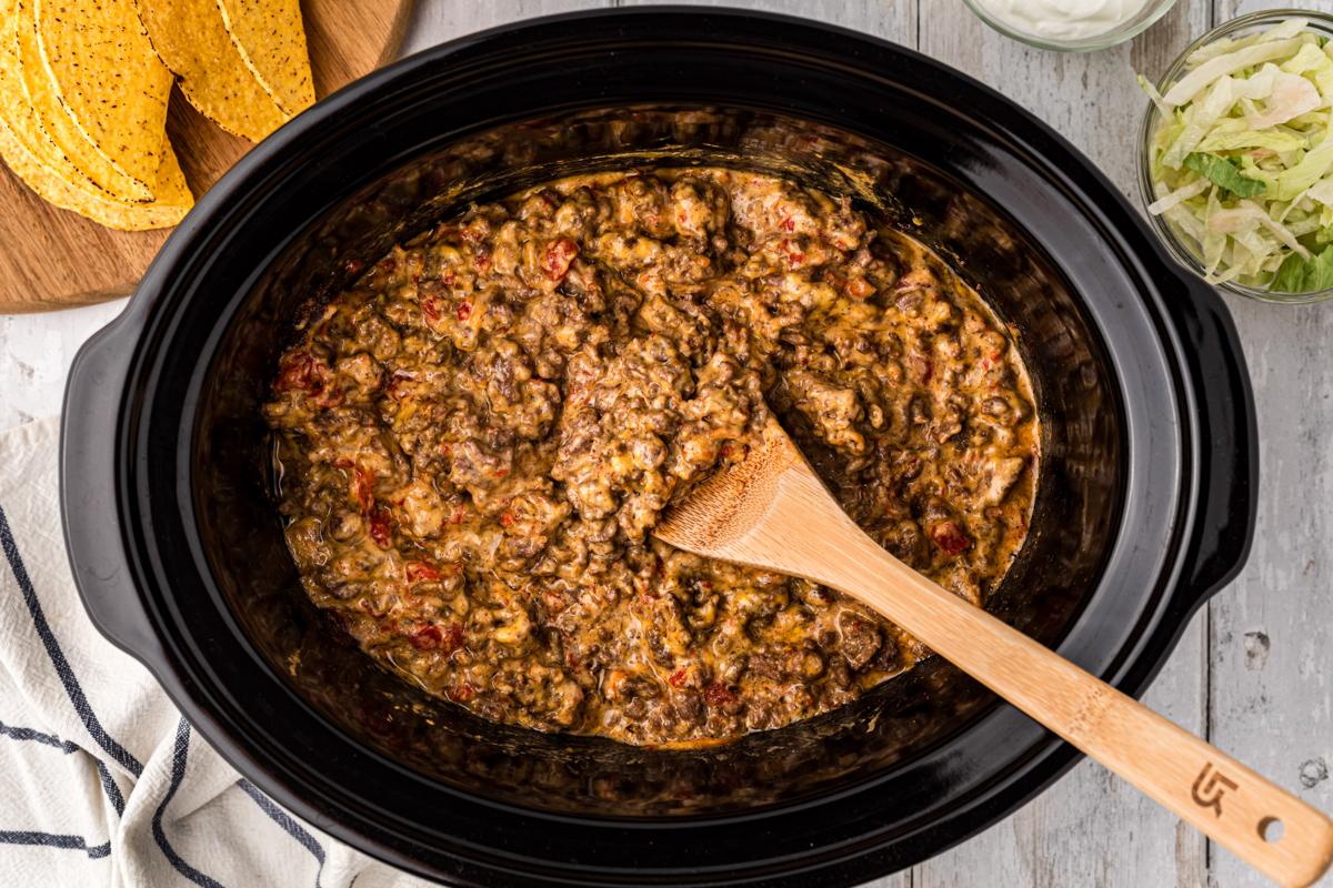 Tacos Rotel a Cottura Lenta 5 Veduta dall'alto di Rotel, carne macinata e Velveeta in una slow cooker.