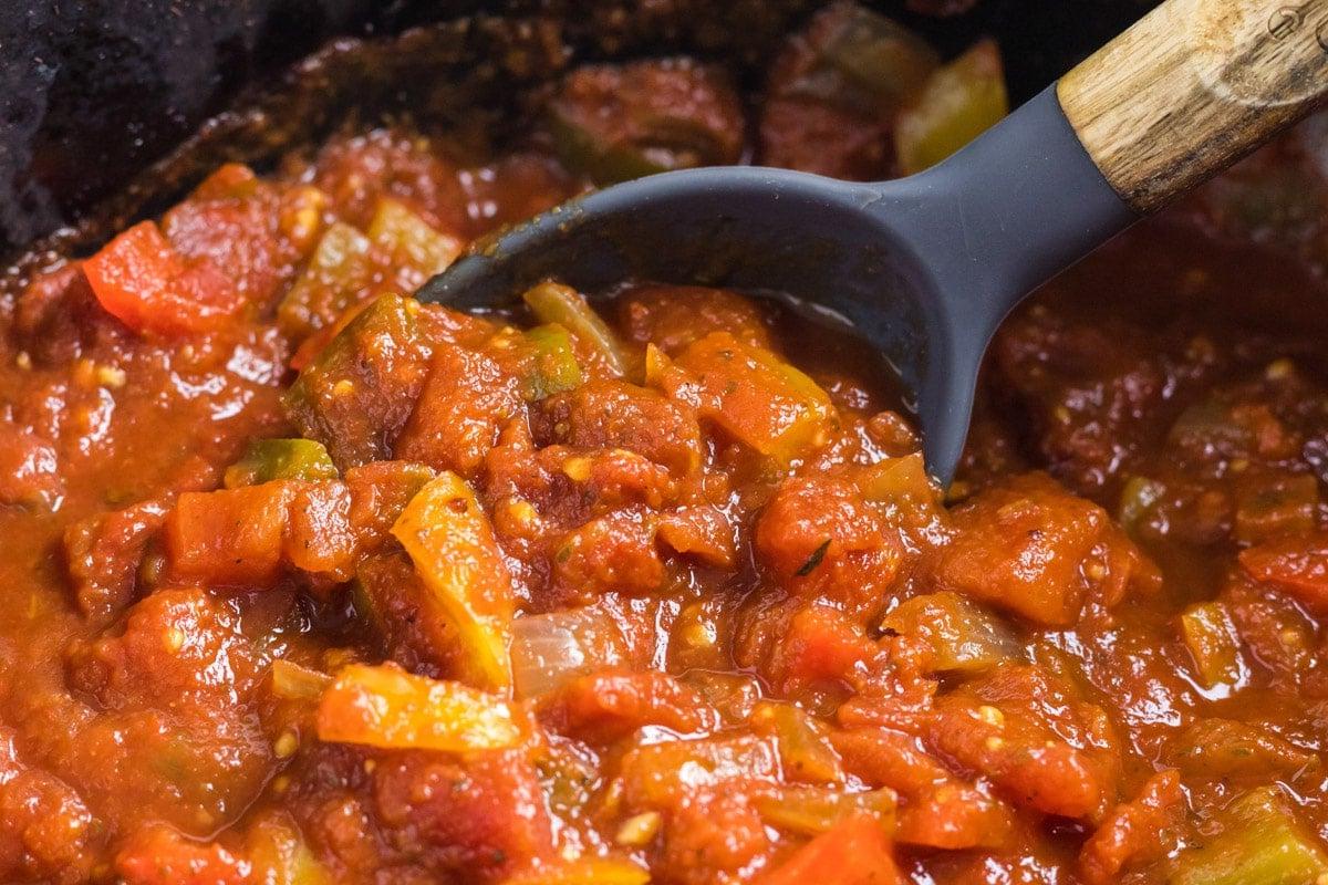 cucchiaio nel sugo di peperoni nella slow cooker