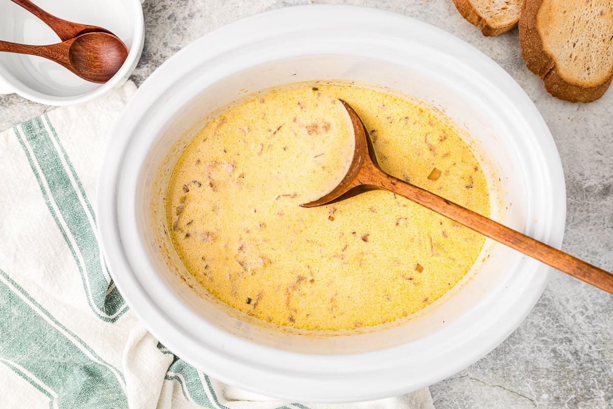 Zuppa alla birra e al formaggio 5 Zuppa di formaggio e birra cotta con un cucchiaio di legno.