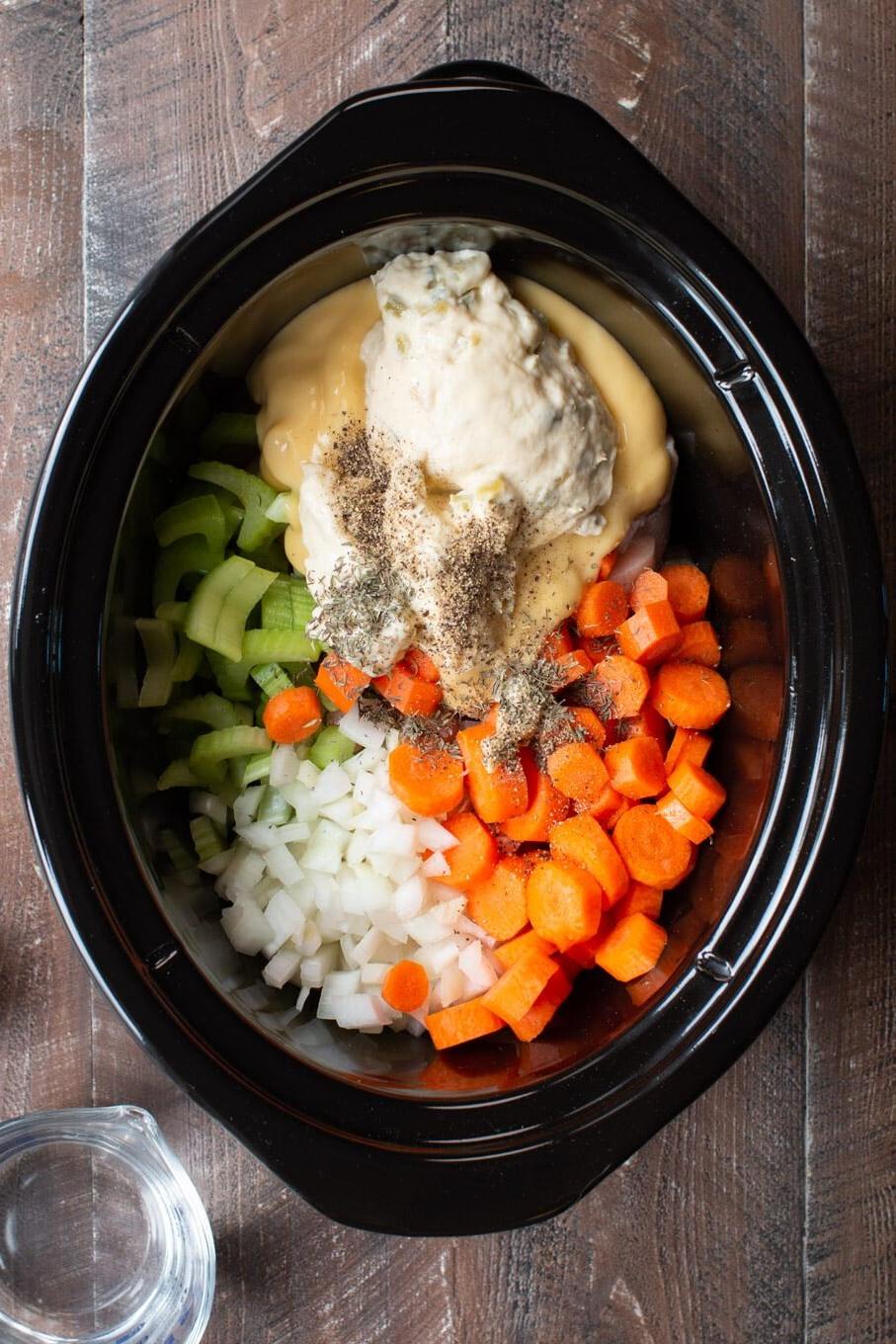 **Pollo e Gnocchi in Pentola a Cottura Lenta {con biscotti in scatola}** 5 Verdure, pollo e zuppa cremosa nella slow cooker