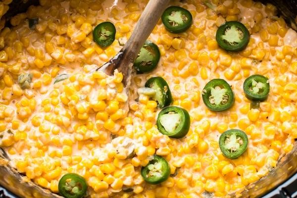 11 Contorni Facili con la Slow Cooker 5 Mais cremoso al jalapeño con un cucchiaio.