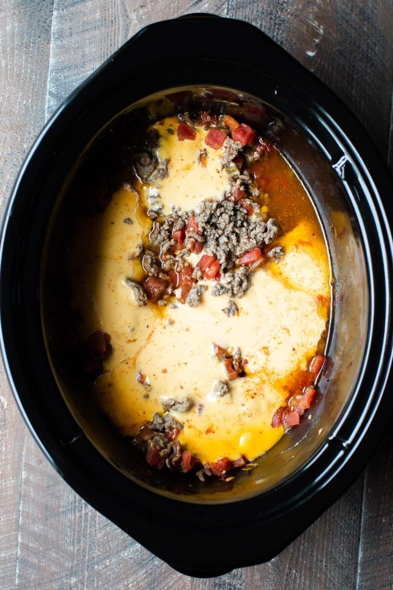 Ricetta del dip Rotel 5 Velveeta fuso in slow cooker con carne macinata e Rotel