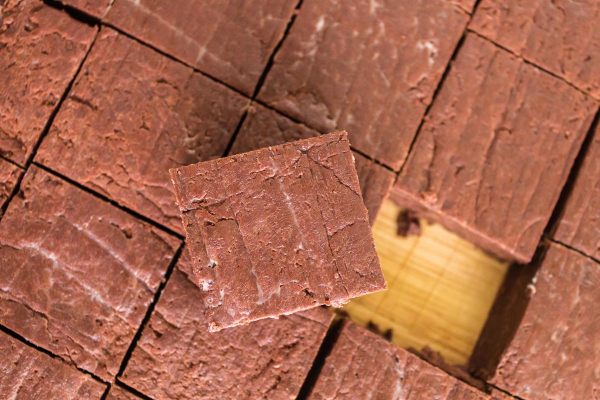 Un pezzo di fudge tagliato da un blocco.