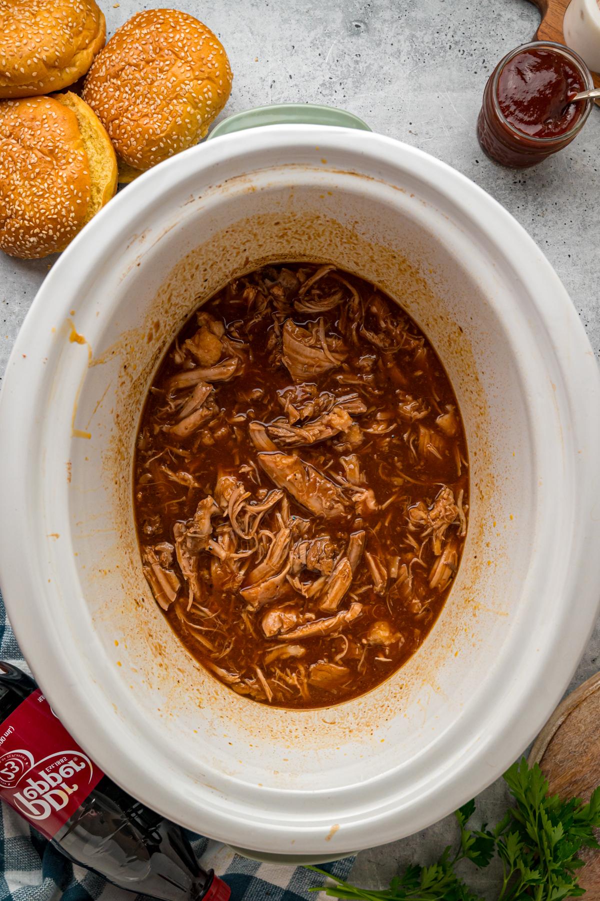 Maiale Sfilacciato al Dr. Pepper 5 Maiale sfilacciato al Dr. Pepper in una slow cooker.