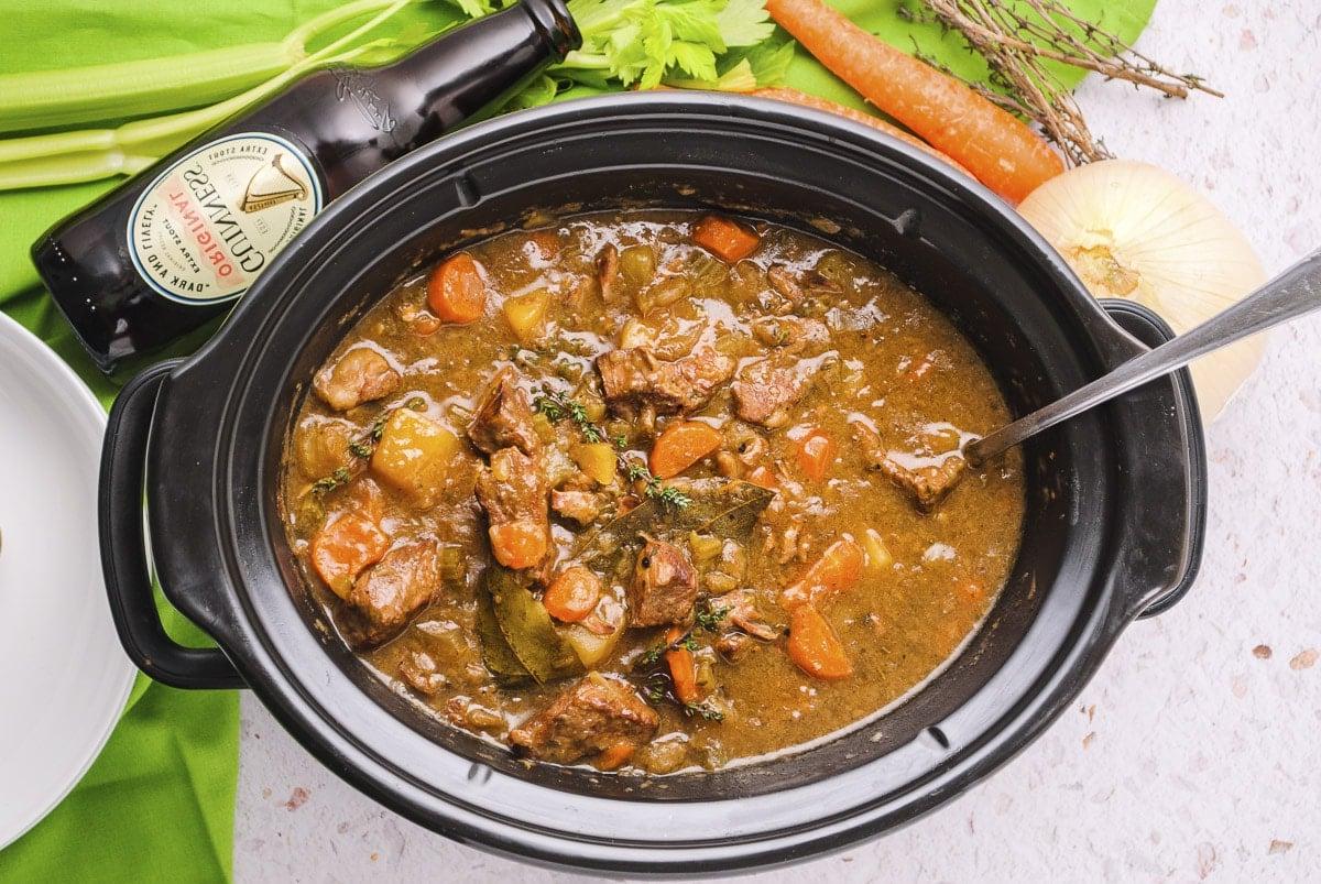 Stufato di Manzo al Guinness a Cottura Lenta 5 Slow cooker piena di stufato di manzo alla Guinness