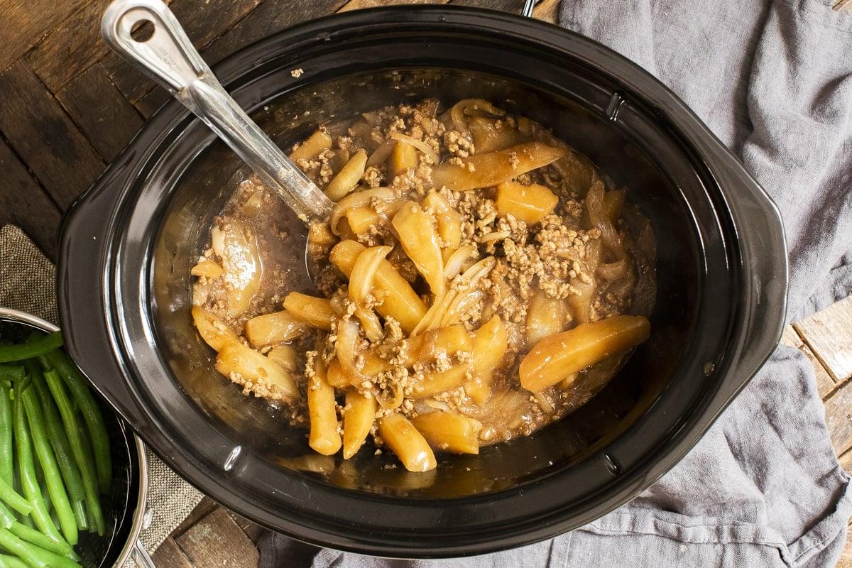 Casseruola di Patate e Hamburger a Cottura Lenta 5 Vista dall'alto della casseruola di manzo e patate