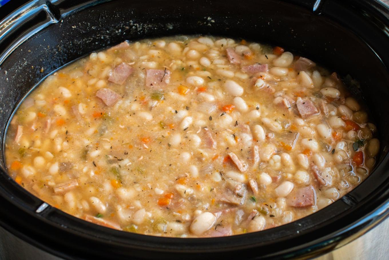 Cene Slow Cooker per il Rientro a Scuola 5 primo piano di zuppa di fagioli e prosciutto in slow cooker.