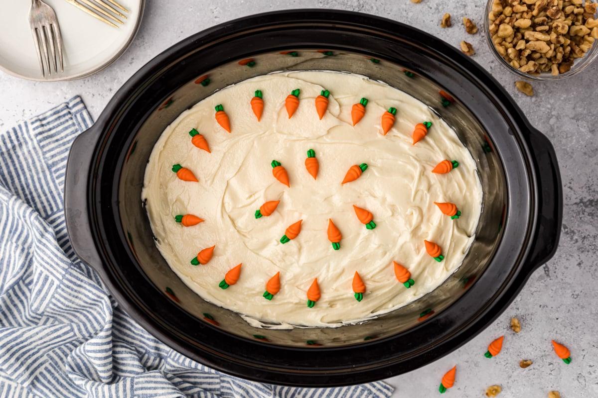 Torta di carote nella Slow Cooker 5 Torta di carote nella slow cooker con decorazioni di carote sopra.