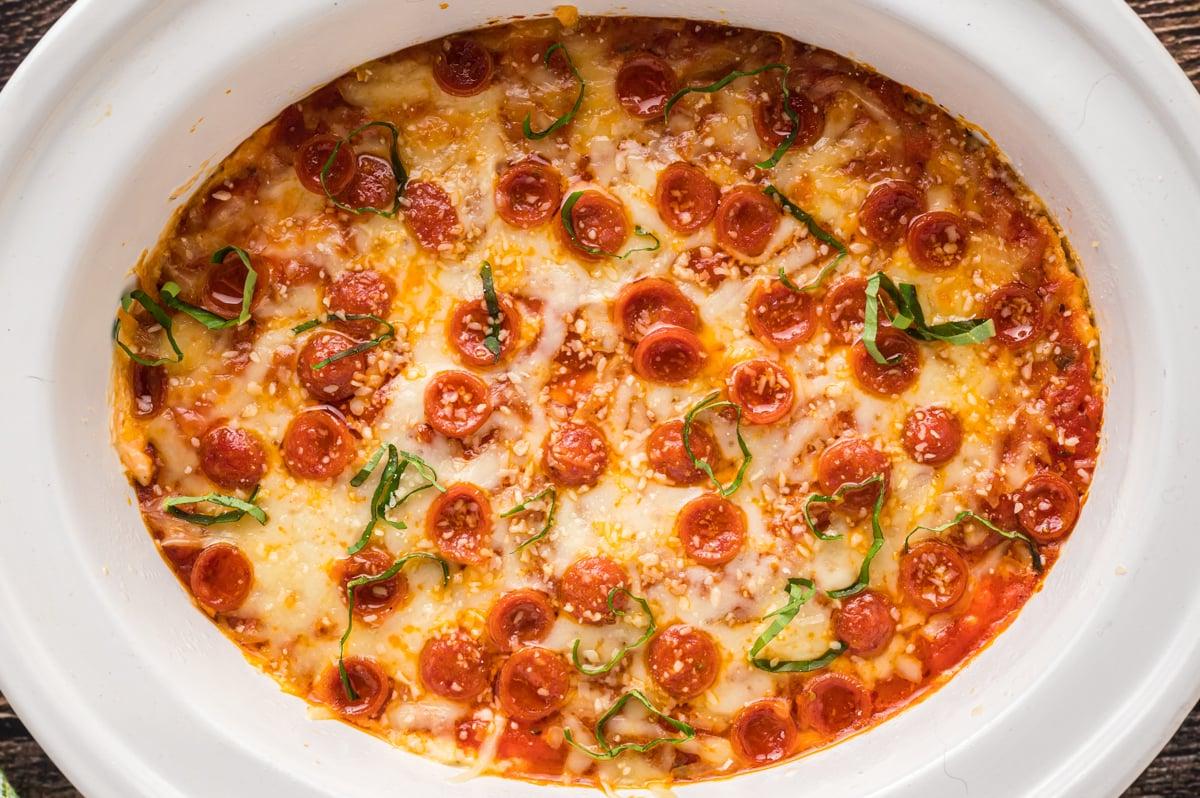Salsa Pizza a Cottura Lenta 5 overhead shot of pizza dip in a white slow cooker.