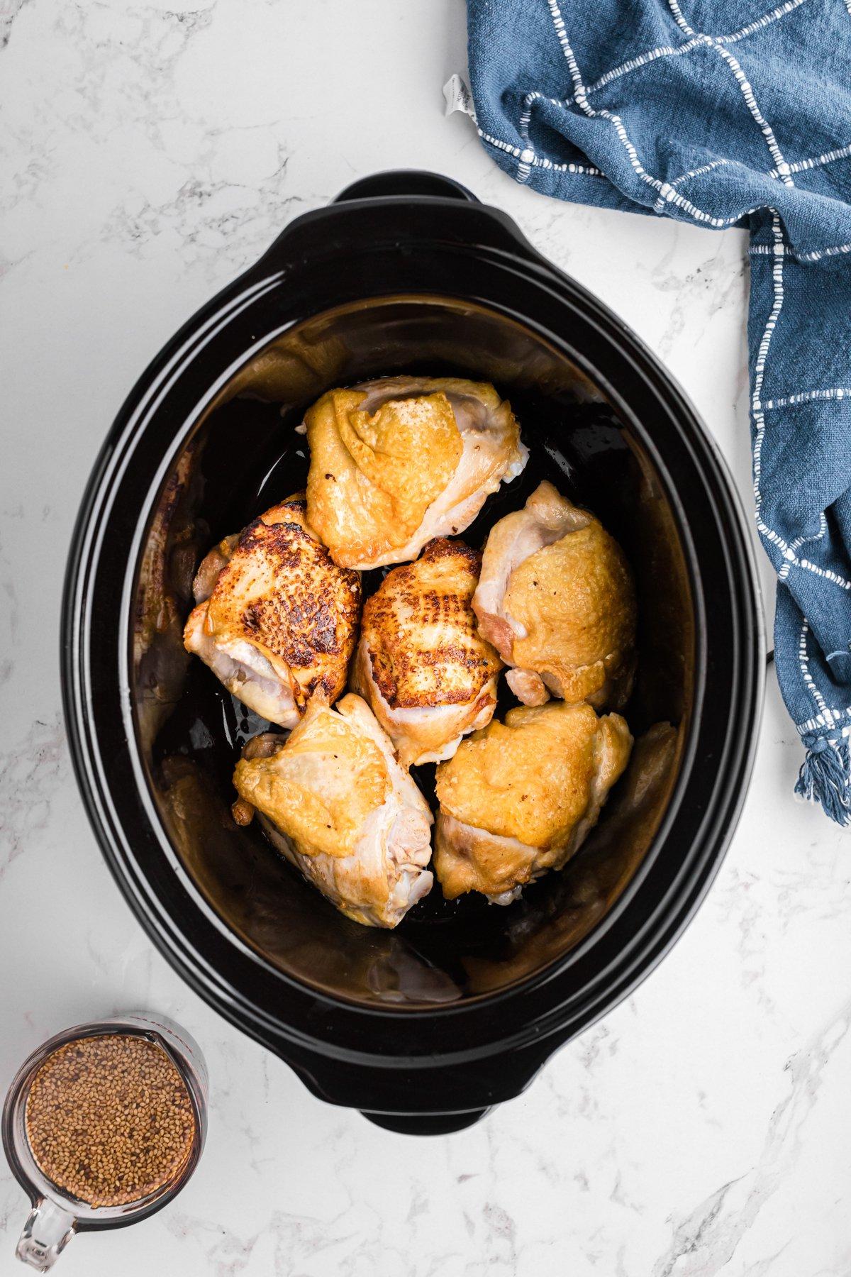 **Cosce di Pollo Teriyaki a Cottura Lenta** 5 Cosce di pollo rosolate in un crockpot.