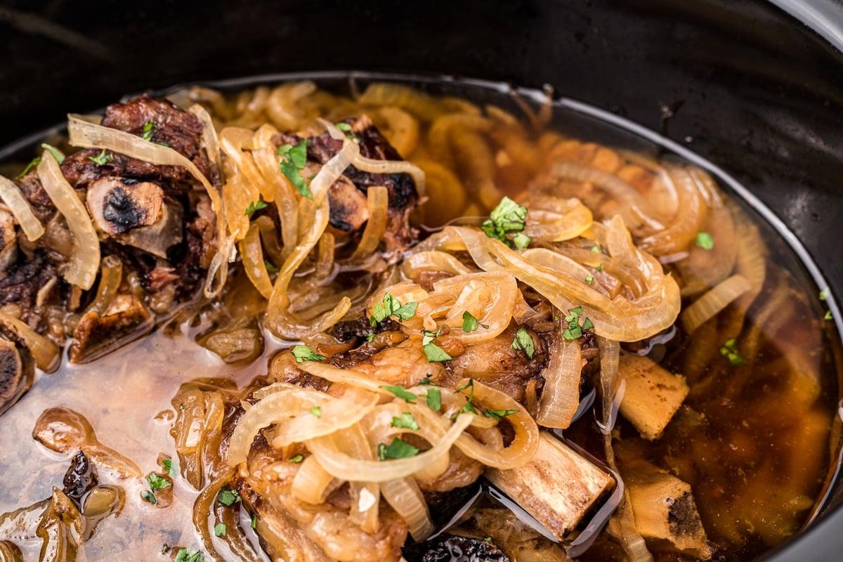 Costolette di birra e cipolla pronte nella slow cooker.