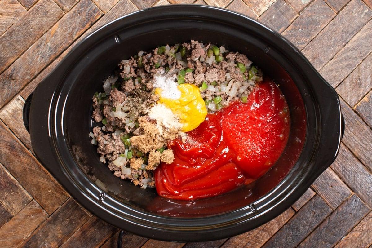 Sloppy Joes a Cottura Lenta 5 Carne, ketchup, salsa di pomodoro, senape e condimenti nel slow cooker