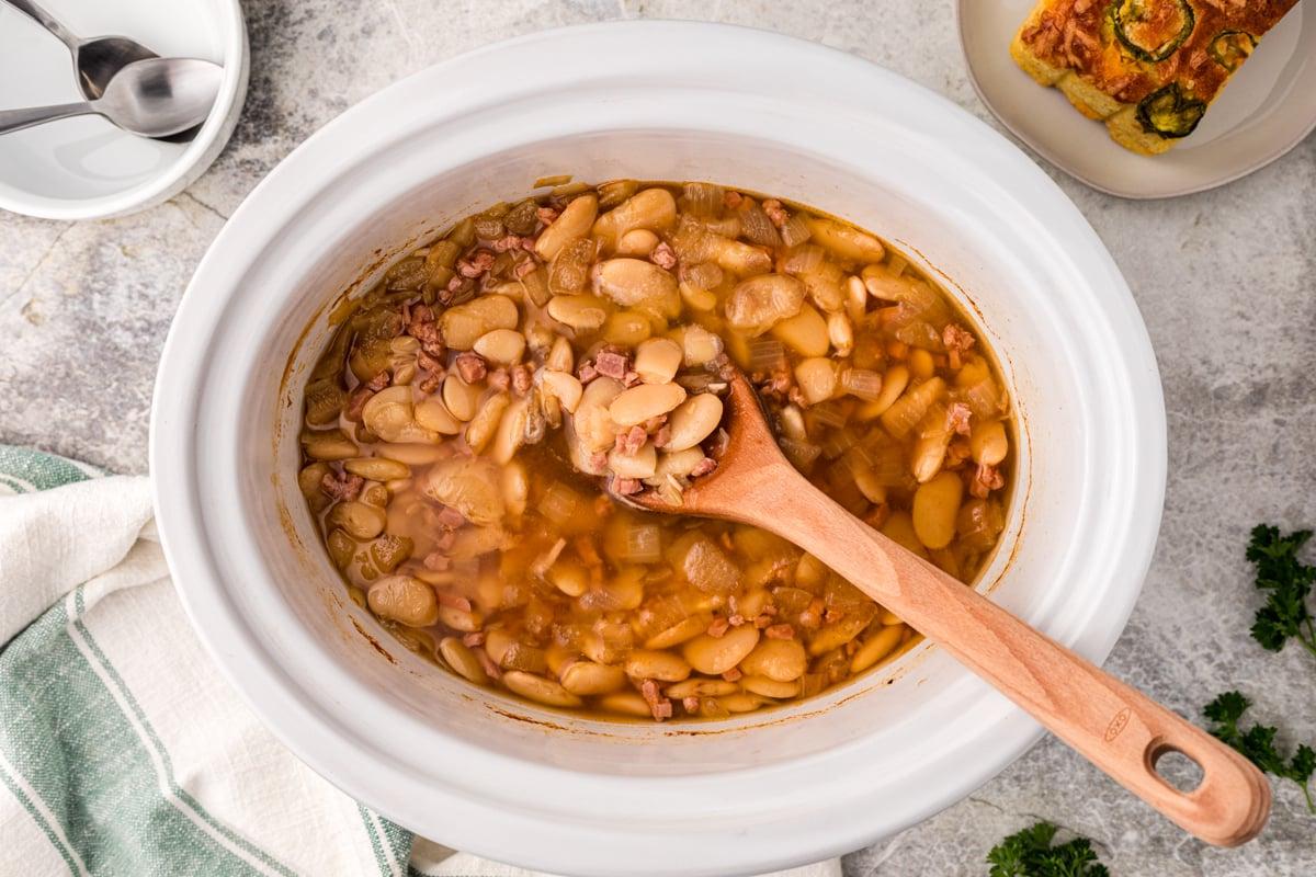 Fagioli di Lima a Cottura Lenta 5 Vista dall'alto di fagioli di lima in slow cooker.