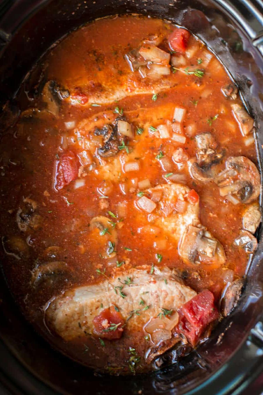 Costolette di Maiale alla Cacciatora a Cottura Lenta 5 Cotolette di maiale nella slow cooker con sugo di pomodoro e funghi.