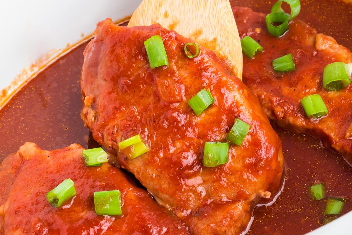 Costolette di Maiale al Barbecue in Slow Cooker 5 Primo piano di costolette di maiale al barbecue in slow cooker.