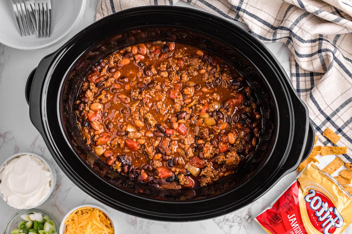 Frito Pies 5 Ripresa dall'alto della Frito Pie che cuoce nella slow cooker.