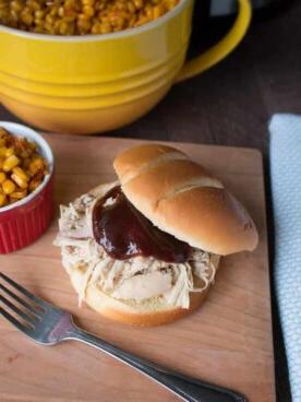 Panini di Pollo "Affumicato" a Cottura Lenta 5 Panino di pollo sfilacciato con salsa barbecue.